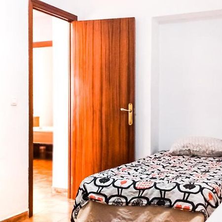 Room In Malaga Center, Homestay "Window To Road" - Habitacion En Apartamento, Ventana A La Careterra! Exteriér fotografie