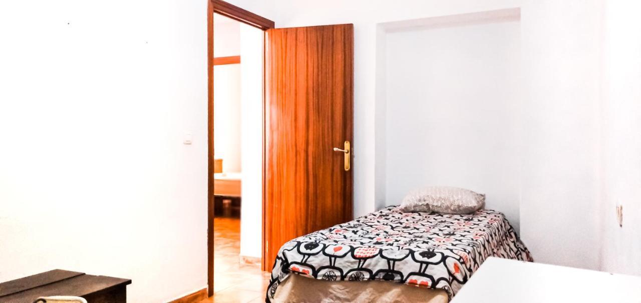 Room In Malaga Center, Homestay "Window To Road" - Habitacion En Apartamento, Ventana A La Careterra! Exteriér fotografie